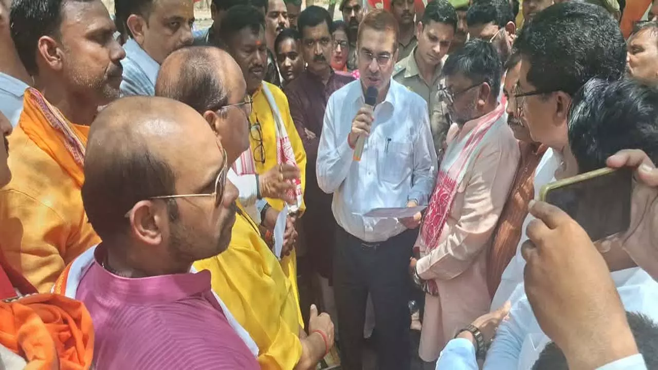 VHP, Bajrang Dal, BJP sit-in at Murshidabad masle demanding dismissal of Mamata government