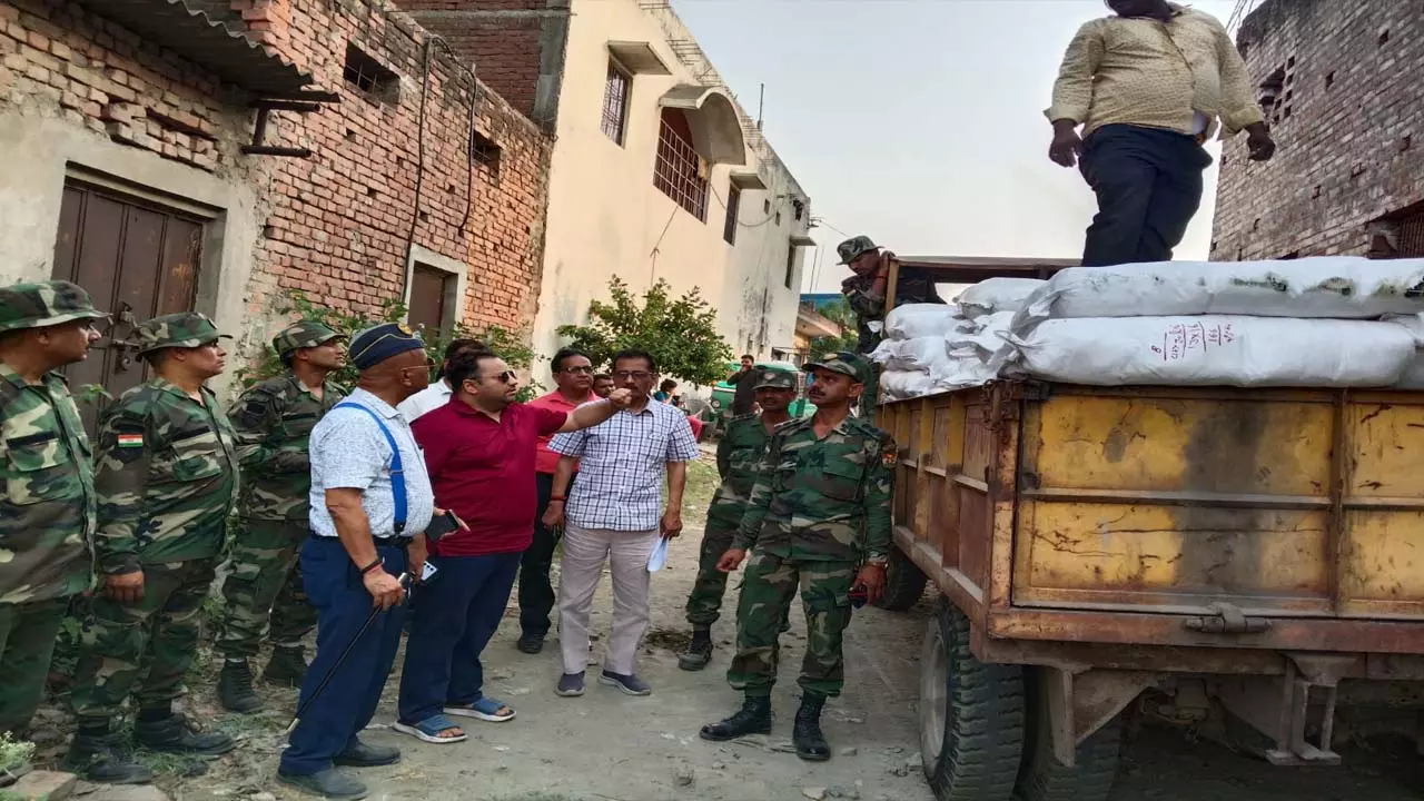 Joint team led by SDM conducts raid on illegal warehouse of plastic, child harassment