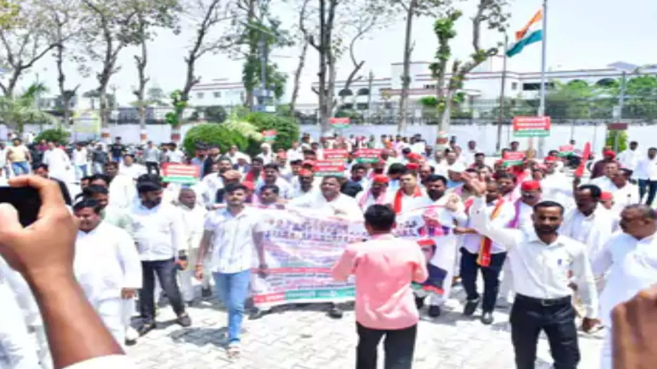 Samajwadi Party Workers Protest Against BJP Government News in Hindi
