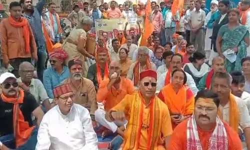 Mirzapur News: बंगाल में राष्ट्रपति शासन लागू हो, बंगाल का शासन घुसपैठियों के सहारे टिका, VHP और BJP का संयुक्त प्रदर्शन