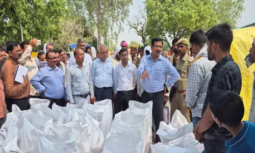 Jalaun News: जिलाधिकारी ने गेहूं क्रय केंद्रो का किया निरीक्षण, अधिकारियों को दिए कड़े निर्देश