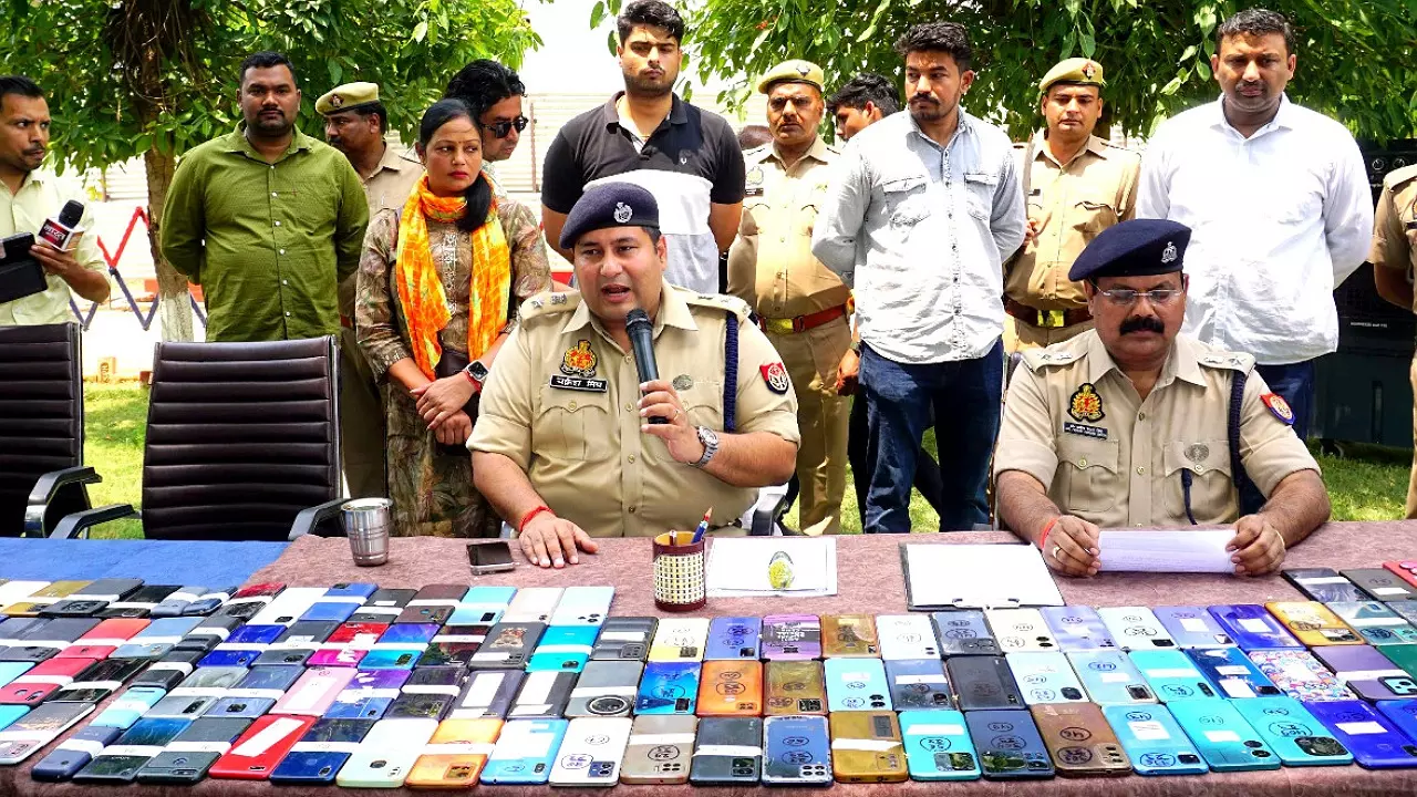 Sitapur News: पुलिस ने 150 गुम हुए मोबाइल फोन बरामद कर लौटाए, लोगों के चेहरों पर लौटाई मुस्कान