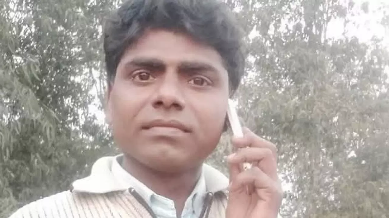 Kasganj News: ट्रैक्टर निकालने को लेकर विवाद के चलते ईट पत्थरों से कुचलकर अधेड़ की हत्या
