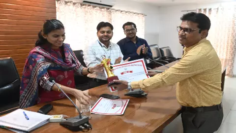 Banda News: DM जे. रीभा बोलीं- प्रायरिटी पर खोले जाएं स्वयं सहायता समूहों की महिलाओं के खाते