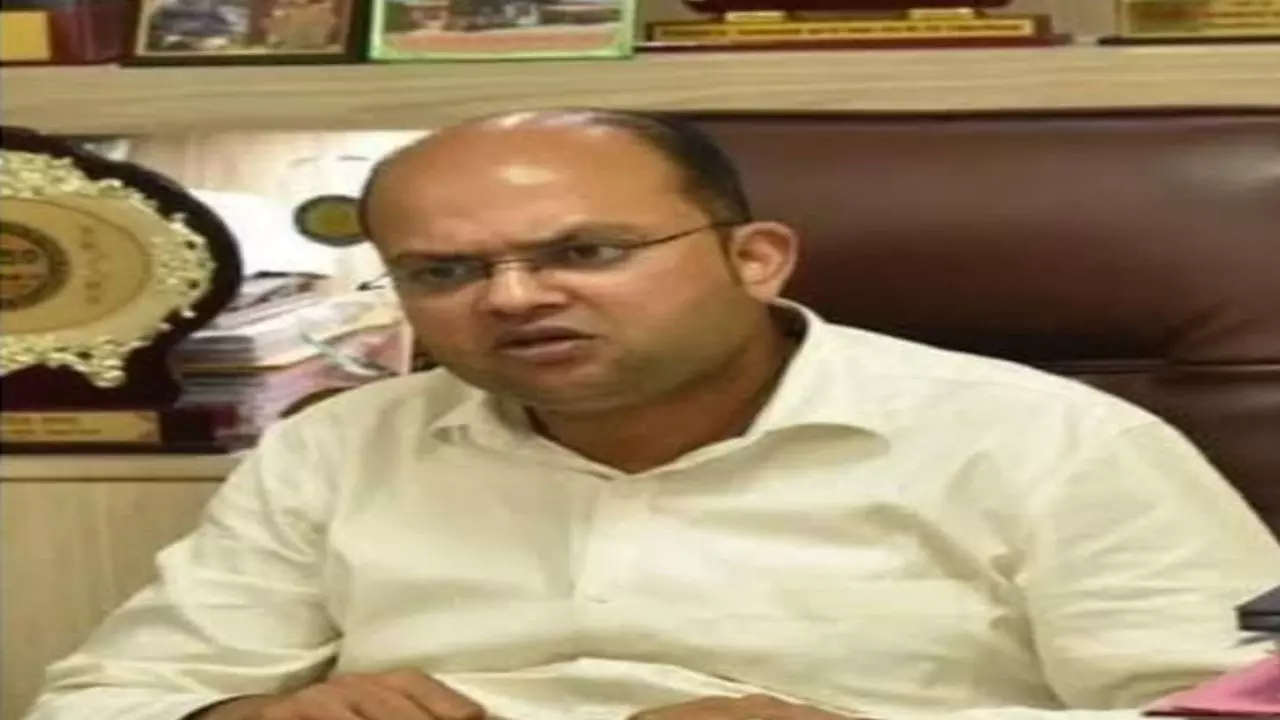 Balrampur News: DM ने वीडियो कॉल के माध्यम से अधिकारियों की कार्यालय में उपस्थिति को किया चेक, अनुपस्थित से मांगा स्पष्टीकरण