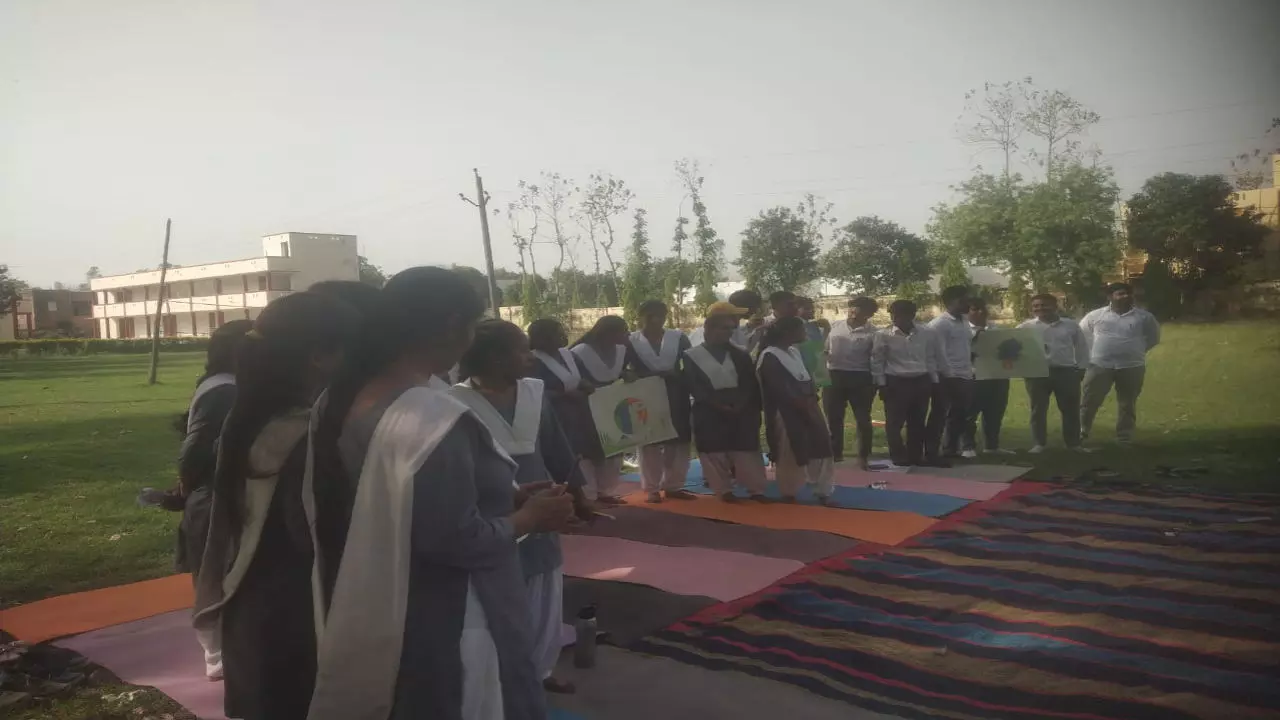Shravasti News: इकौना डायट में विश्व पृथ्वी दिवस पर भाषण, निबंध प्रतियोगिता आयोजित