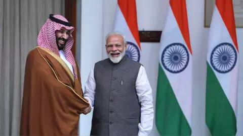 PM Modi Saudi Arabia Visit: सऊजी अरब पहुंचे पीएम, 21 तोपों की सलामी के साथ हुआ स्वागत