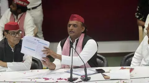 अखिलेश का योगी सरकार पर जातिगत आरोप बोले-सिंह भाई हटे तो सिंह भाई ही आए… अफसरों की पोस्टिंग की दिखाई कॉपी