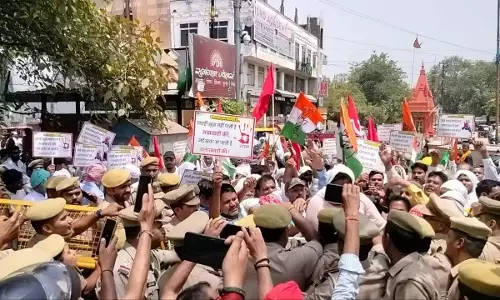 Varanasi News: PM मोदी के गढ़ में उठी बगावत की आवाज़! वाराणसी में INDIA गठबंधन का हंगामा, ज्ञापन फाड़ PM दफ्तर को दी खुली चुनौती!