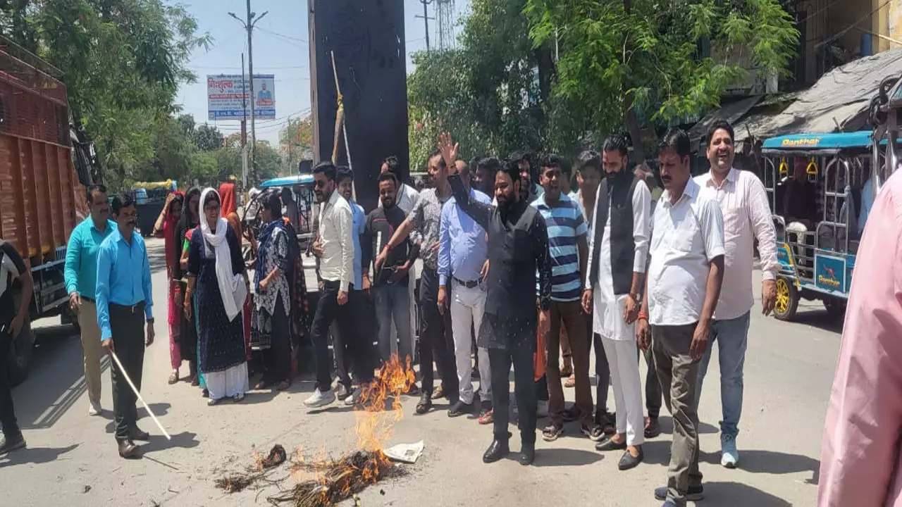 Pilibhit News:  कश्मीर में हुई आतंकी हमले की घटना से हिंदुओं में रोष, हिन्दू महासभा ने फूंका आतंकवाद का पुतला