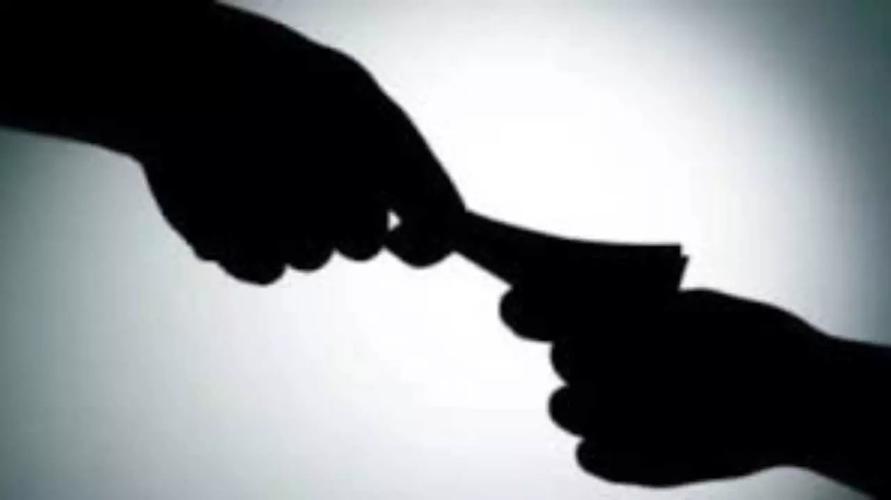 Kushinagar News: कुशीनगर में एक दरोगा का रिश्वत लेने का वीडियो वायरल होने पर लाइन हाजिर