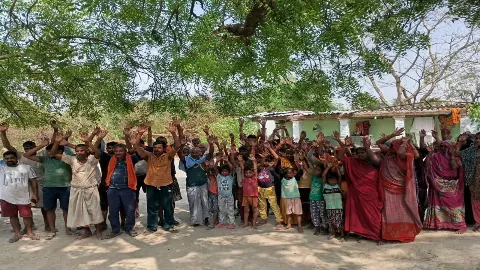 Gonda News: भीषण आंधी-तूफान से कई गांव प्रभावित, नाराज़ ग्रामीणों ने प्रदर्शन कर आर्थिक सहायता दिलाने की उठाई मांग