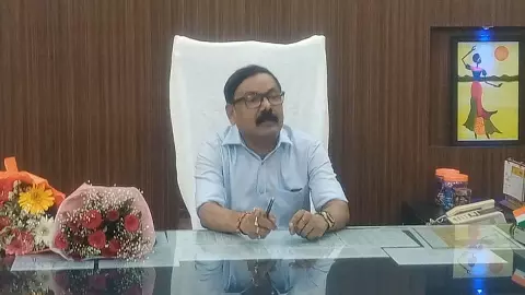 District Magistrate Avinash Singh reached the Collectorate Treasury and took charge