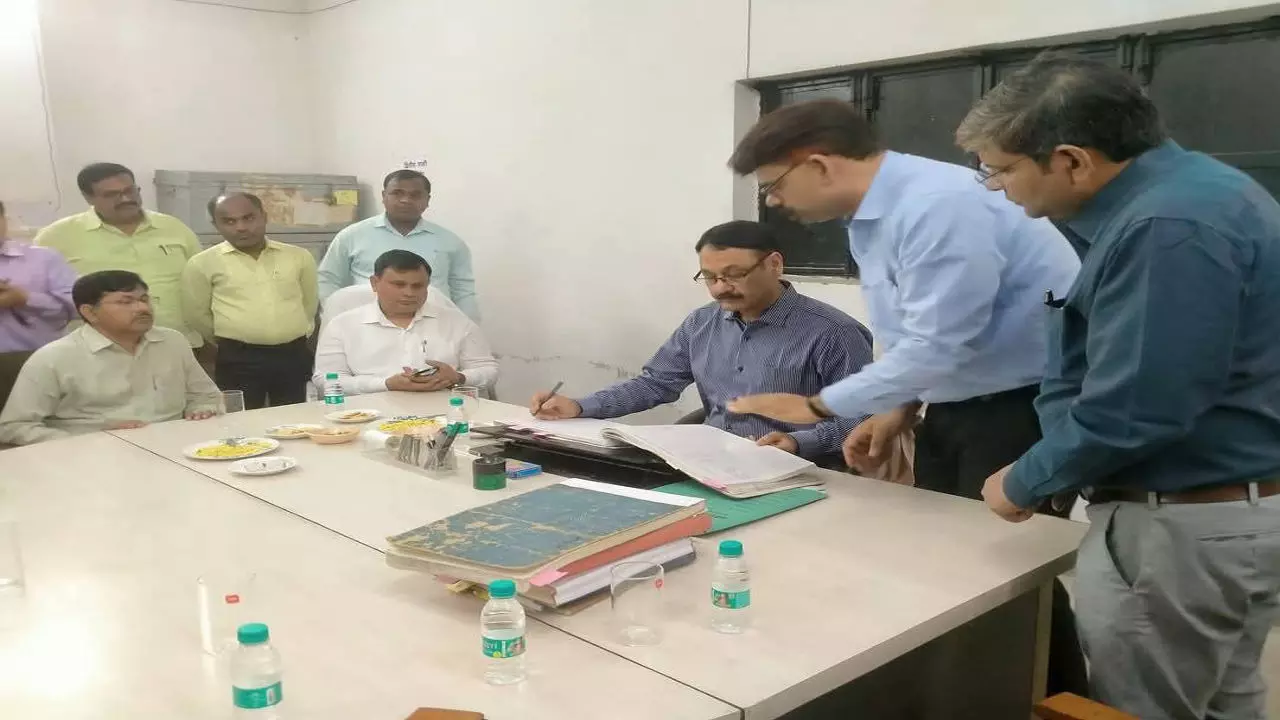 Sant Kabir Nagar News: नवागत जिलाधिकारी आलोक कुमार ने किया पदभार ग्रहण