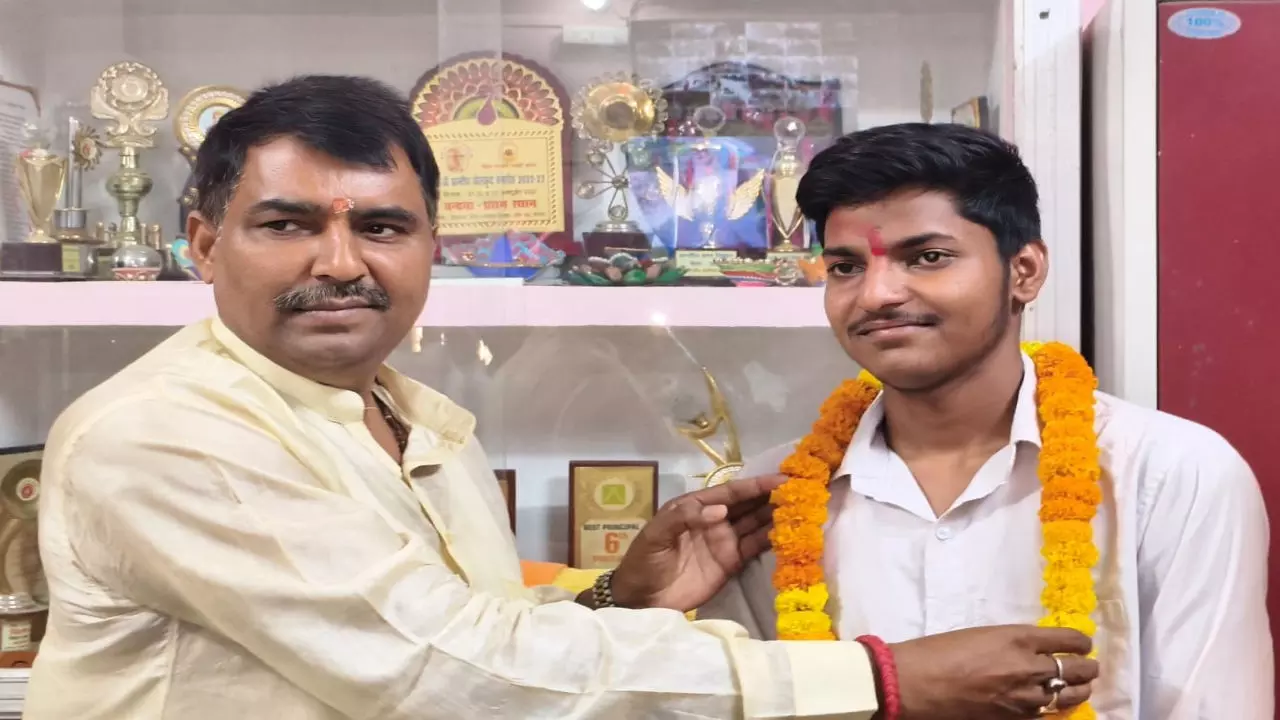Sultanpur News: सुल्तानपुर का लाल चमका प्रदेश में, आदर्श यादव ने इंटरमीडिएट में लहराया परचम