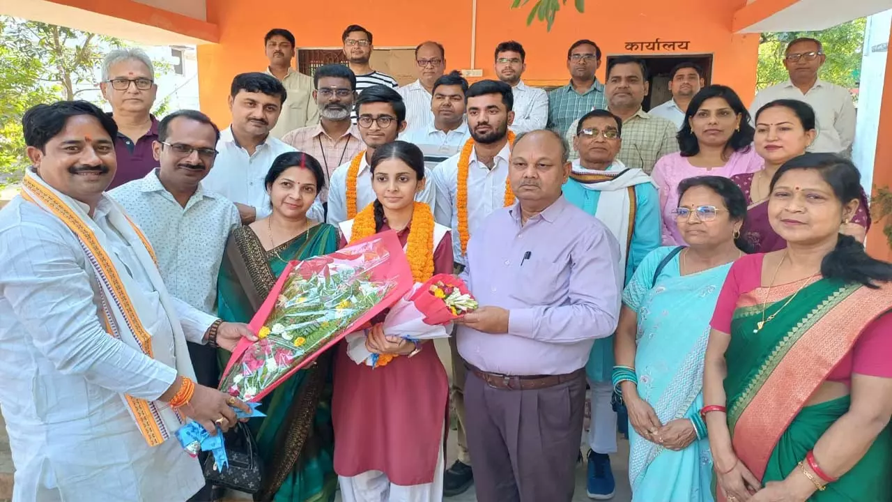 Inter Topper Sonakshi Singh Patel Talk With Newstrack Success Story Topper Tips News in hindi
