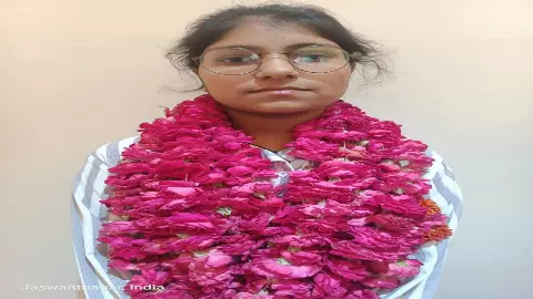 Etawah News: इटावा की बेटियों का जलवा: हाई स्कूल में अंशी बनी सेकेंड टॉपर, मोहिनी ने इंटर में मारी तीसरी छलांग
