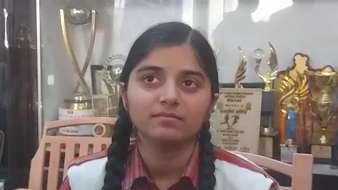 Varanasi News: वाराणसी की ख्याति ने रचा इतिहास, हाईस्कूल में प्रदेश में आठवां और जिले में पहला स्थान