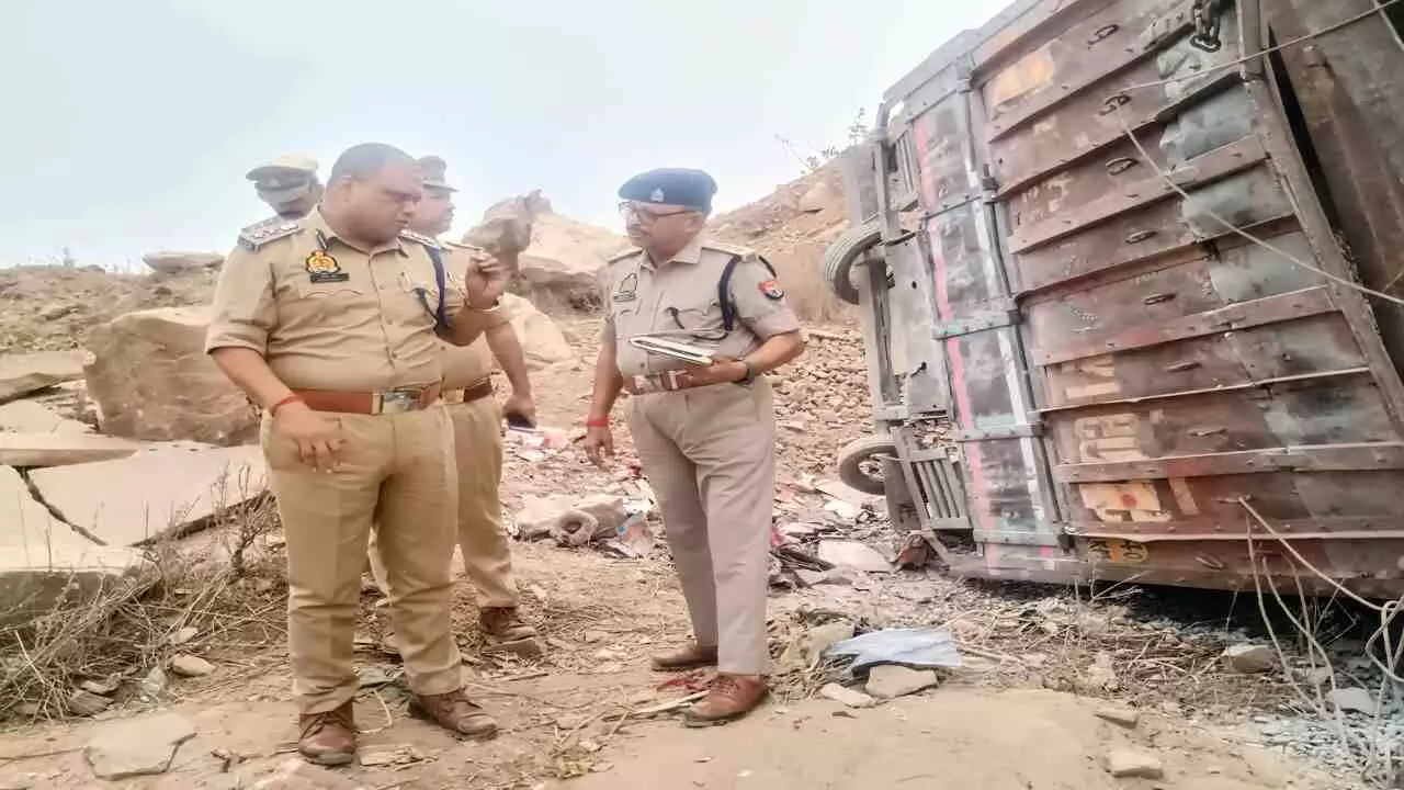 Mirzapur News: तेज रफ़्तार गिट्टी लदी ट्रक एम्बुलेंस गाड़ी पर पलटी, चार लोगों की दर्दनाक मौत, दो का इलाज जारी