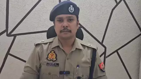 Meerut News: माधवपुरम में मकान पर लहराया फलस्तीन का झंडा, पुलिस ने की फुर्ती से कार्रवाई, मालिक गिरफ्तार
