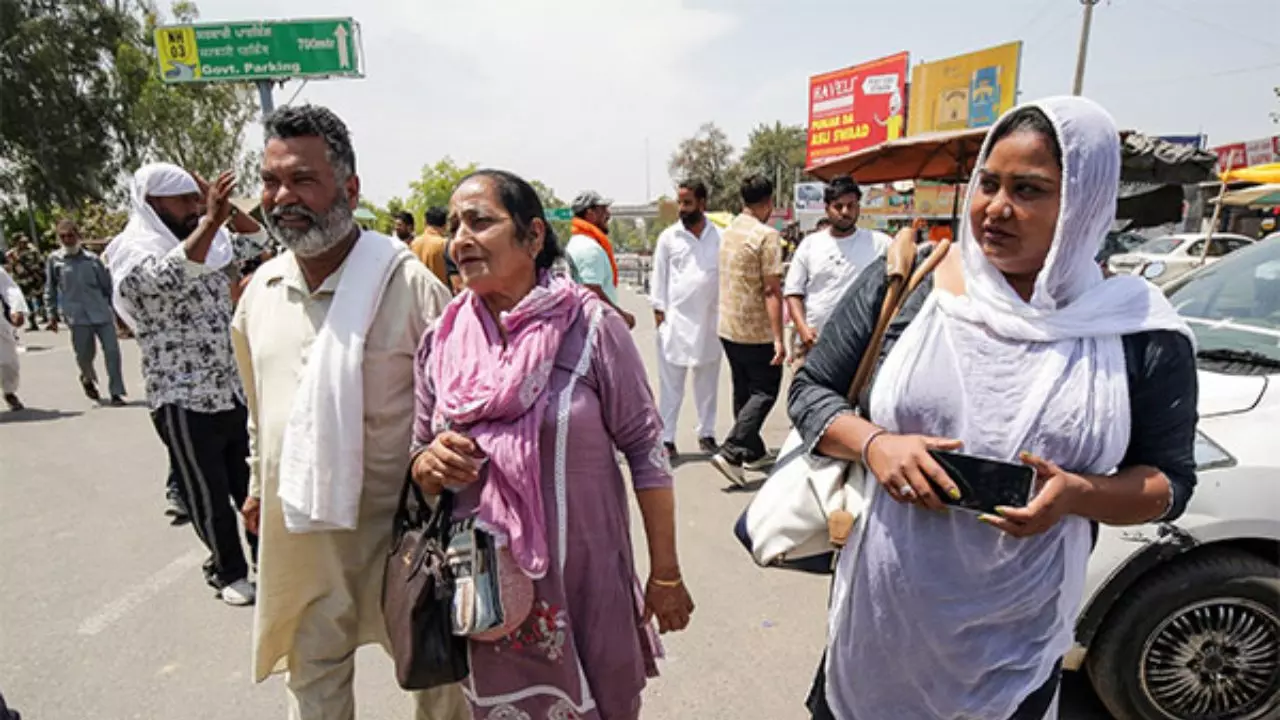 Indian citizens from Pakistan reach Attari border