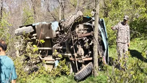 Kashmir news crpf vehicle falls into ditch in budgam soldiers injured