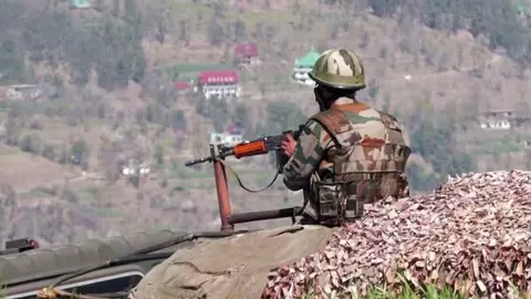 सीजफायर उल्लंघन पर भारत ने पाकिस्तान को दी सख्त चेतावनी,  DGMO ने हॉटलाइन पर पाक को चेताया