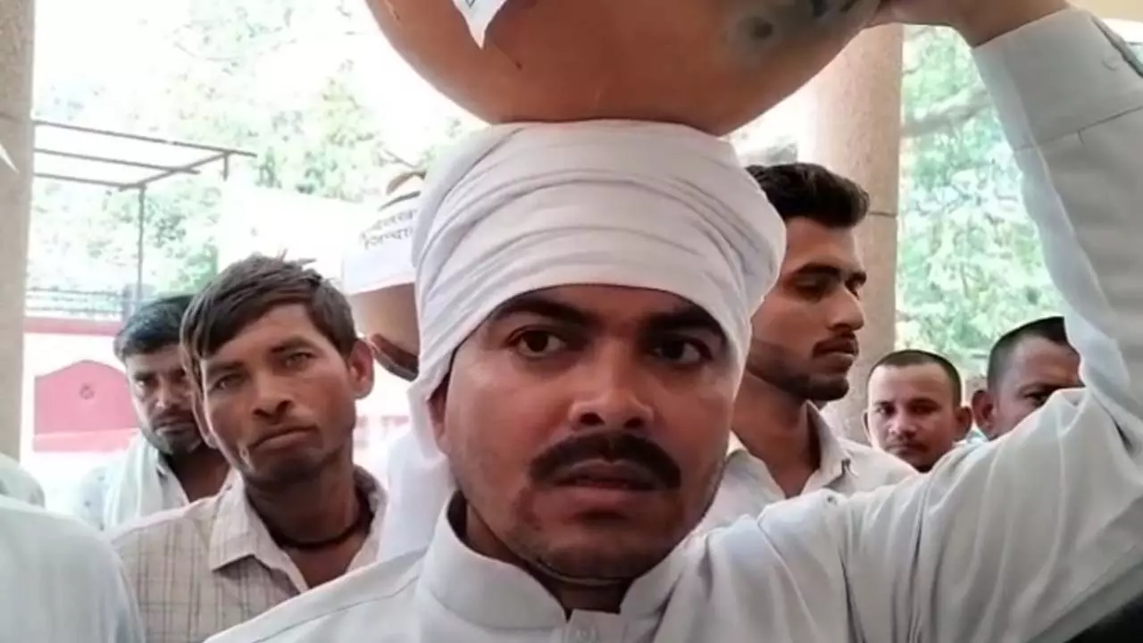 Banda News: बुंदेलखंड इंसाफ सेना का अनोखा प्रदर्शन, सर पर मटका रखकर ADM को दिया ज्ञापन