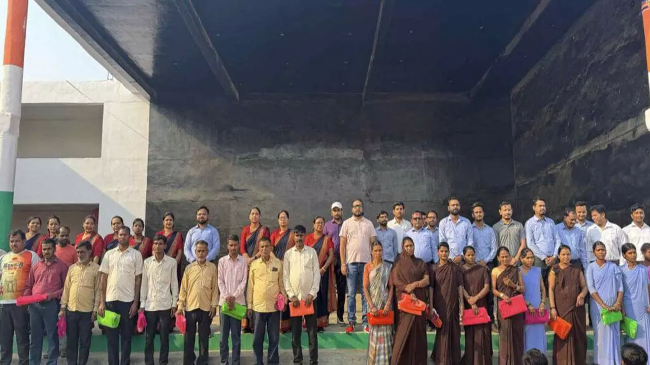 Chandauli News: डैडी इंटरनेशनल स्कूल ने श्रमिकों को किया सम्मानित, मजदूर दिवस पर कर्मचारियों का भावपूर्ण अभिनंदन