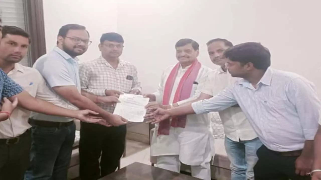 Electricity workers meet with Shivpal Yadav, demand ban on privatization