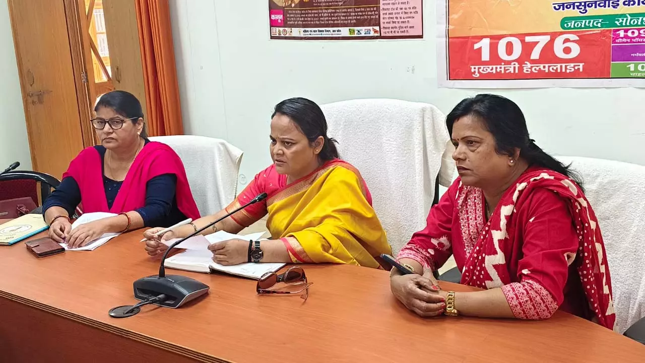 State Women Commission Member Geeta Vishwakarma inspects District Hospital and Medical College