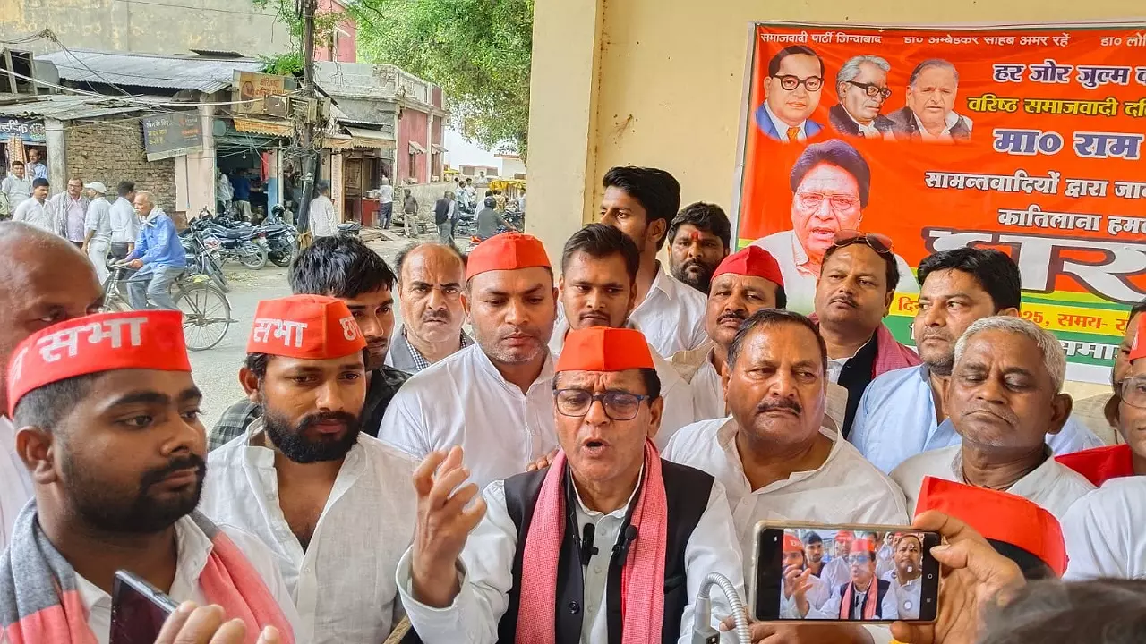 Azamgarh news :सपा सांसद रामजीलाल सुमन के ऊपर हमले के विरोध में सपा ने किया विशाल धरना प्रदर्शन, योगी सरकार पर बोला जमकर हमला