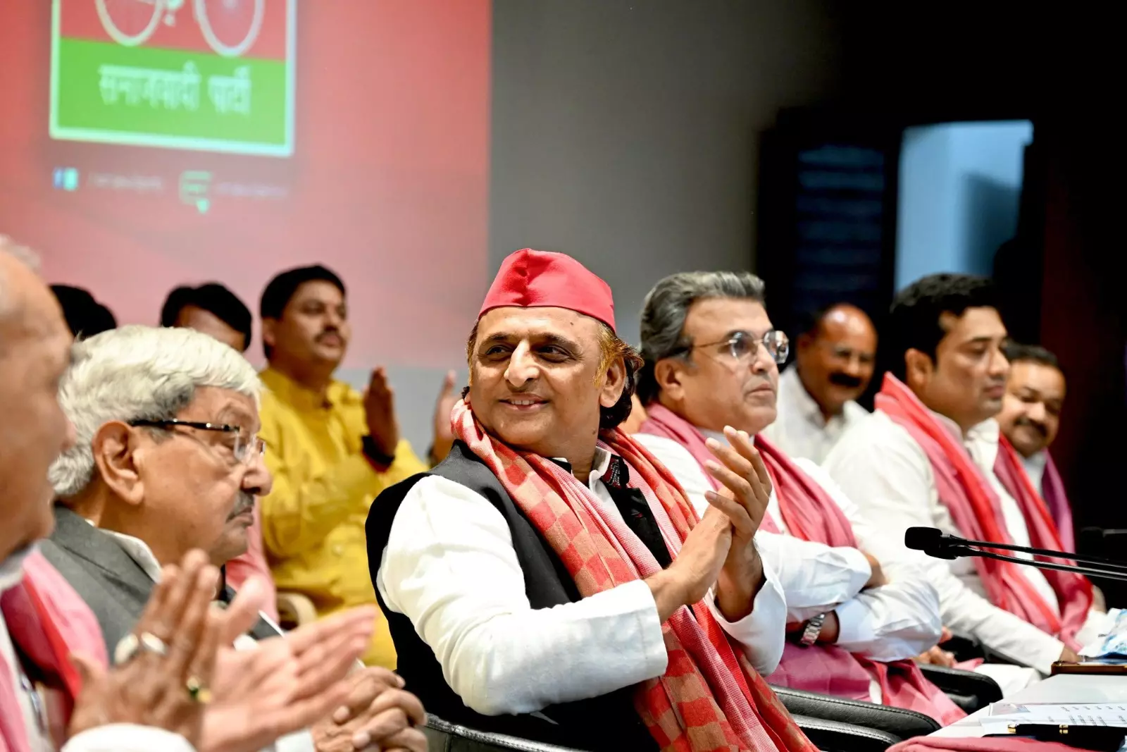 UP Politics: हम गौतम को बुलाकर समझाएंगे... लेकिन भाजपा कर सकती है, अखिलेश यादव ने बैकफुट पर BJP से कही बड़प्पन वाली बात