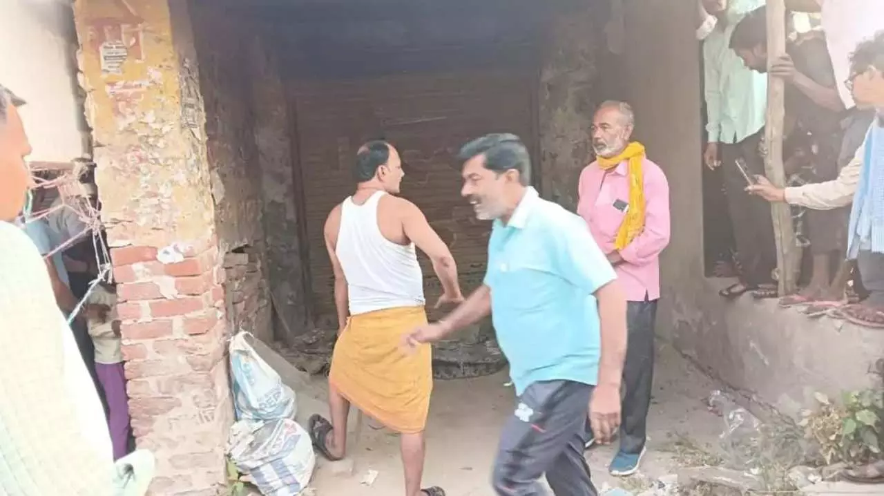 Mainpuri News: कार नीचे छिपा बैठा था मगरमच्छ लोगों की पड़ी नजर तो बुला ली रेस्क्यू टीम