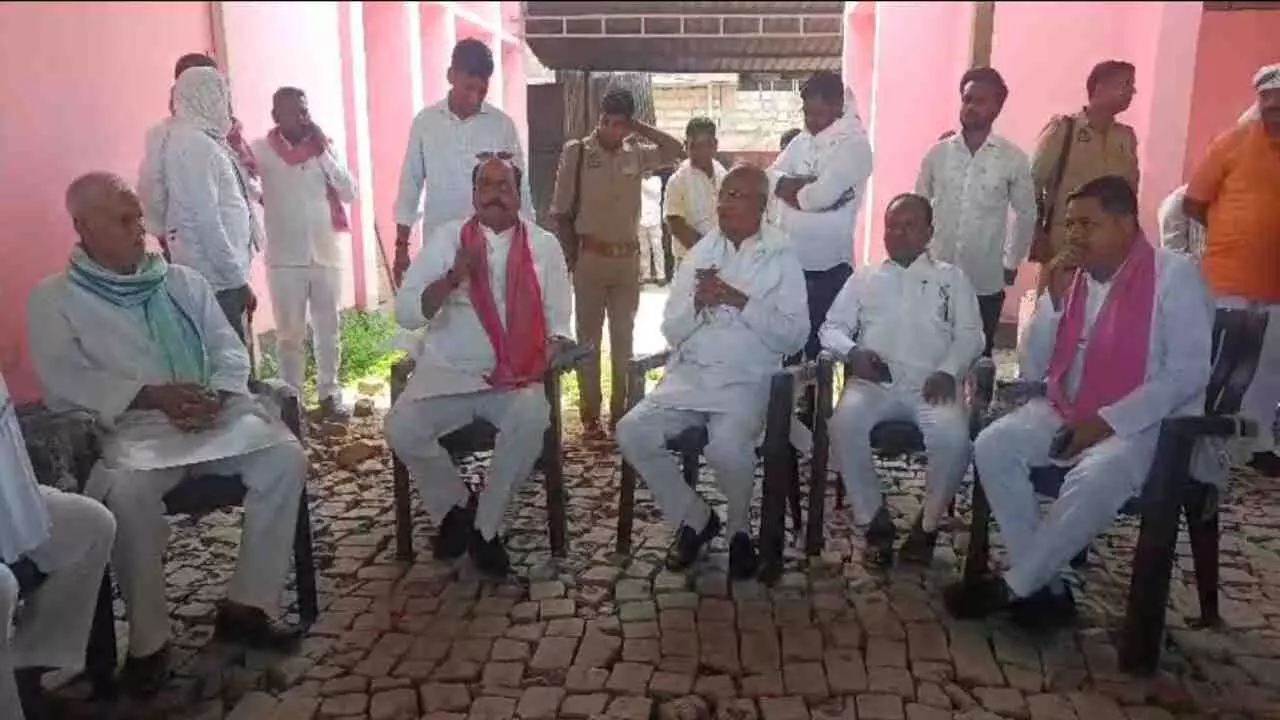 Chandauli News: सपा विधायक ने प्रशासन पर लगाया बड़ा आरोप, कहा- अपराधियों से गठन जोड़कर प्रशासन में कराई बस मालिक की हत्या