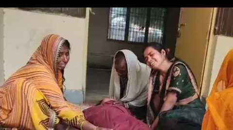Etah News: आकाशीय बिजली की चपेट मे आई दो बहनें, एक की मौत