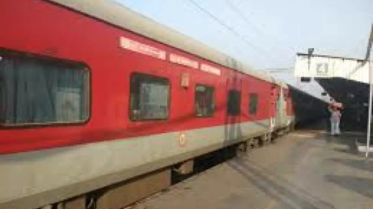 Chandauli News:बाल-बाल बची पूर्वा एक्सप्रेस: ब्रेक पैड जाम होने से मची अफरातफरी
