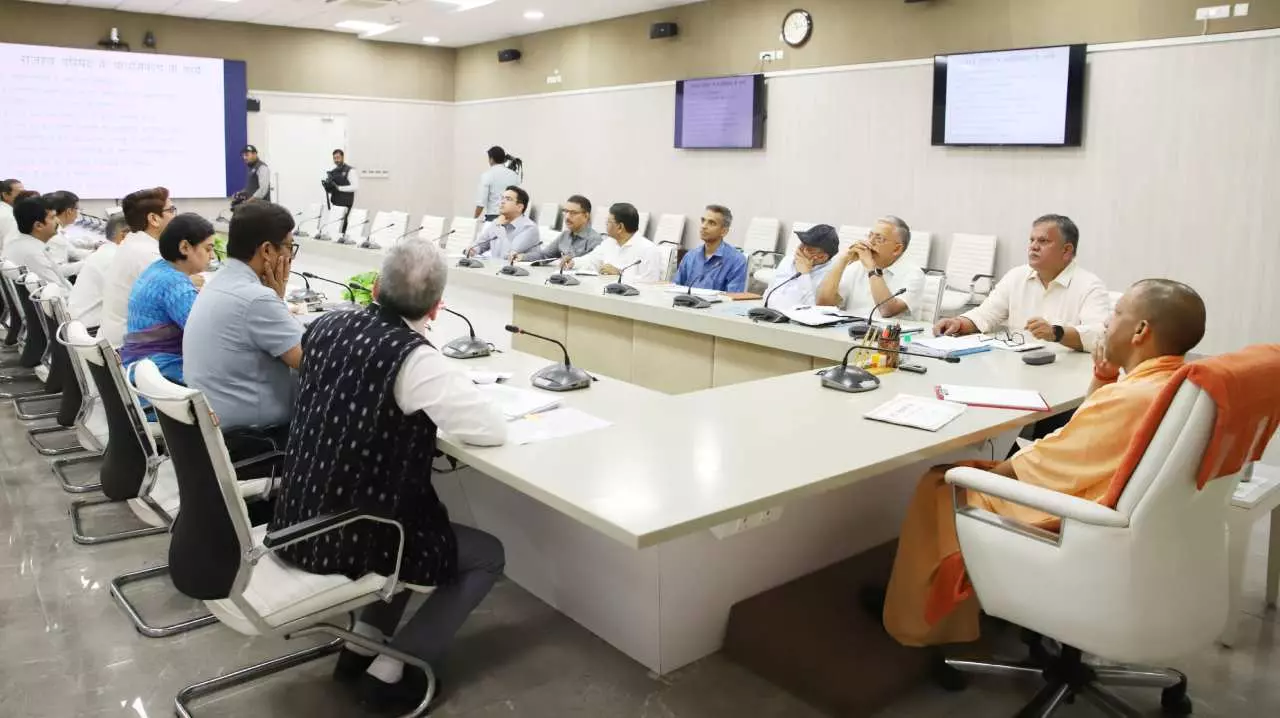 Lucknow News: मुख्यमंत्री ने की राजस्व विभाग की समीक्षा, तय समयसीमा में ही हो जनहित के मामलों का निस्तारण