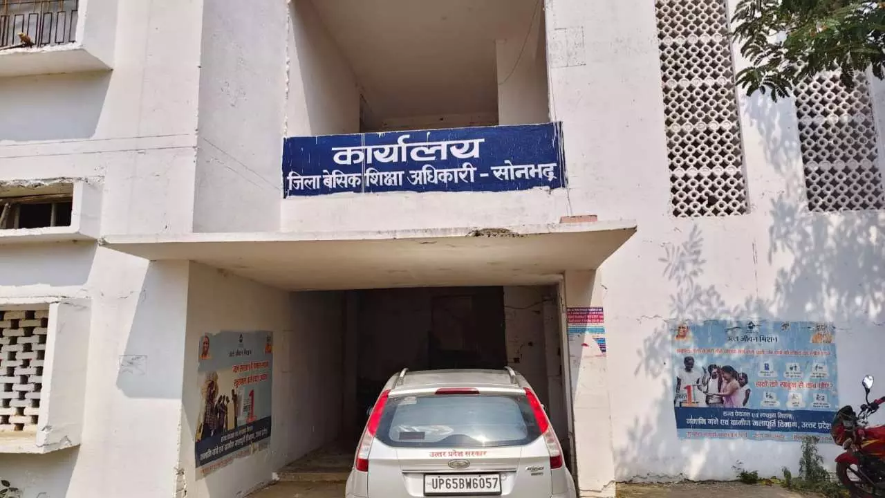 Sonbhadra News: शिक्षिका ने पहलगाम आतंकी हमले पर सोशल मीडिया पर किए विवादास्पद टिप्पणी और आपत्तिजनक पोस्ट