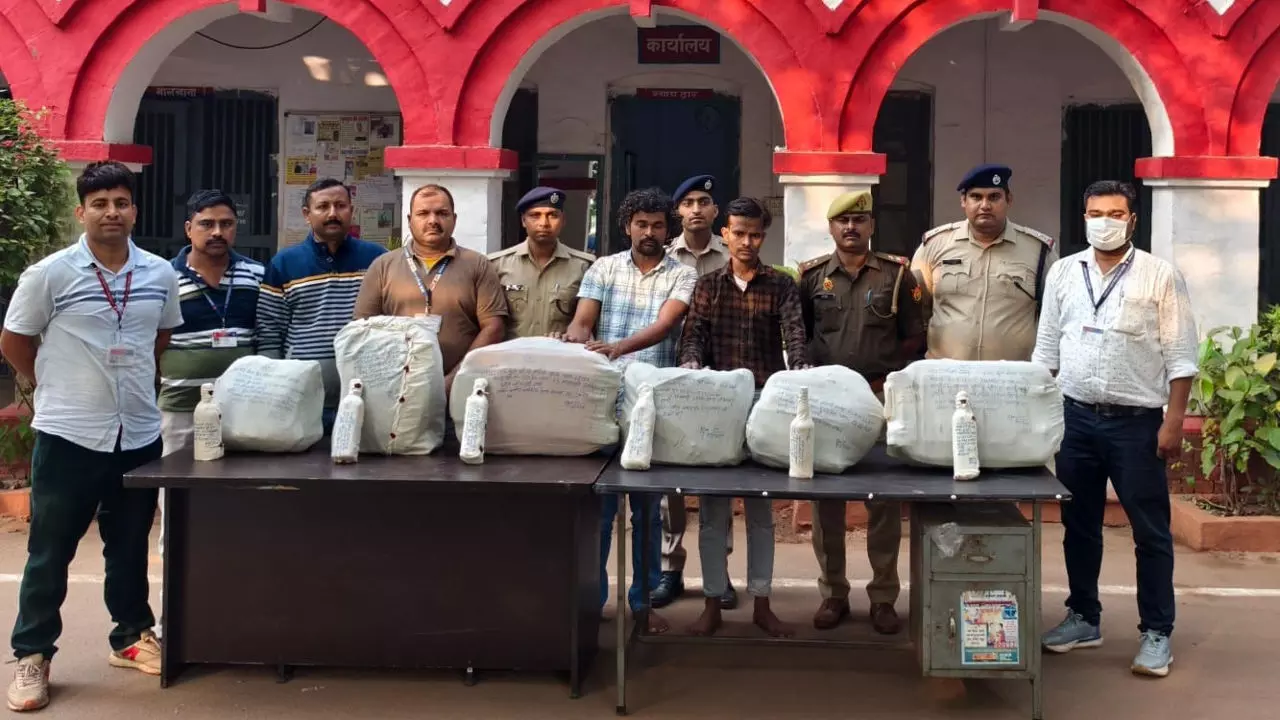 Jhansi News: RPF का ऑपरेशन सतर्कः एक साल में चौदह लाख की चांदी व सात लाख की पकड़ी शराब