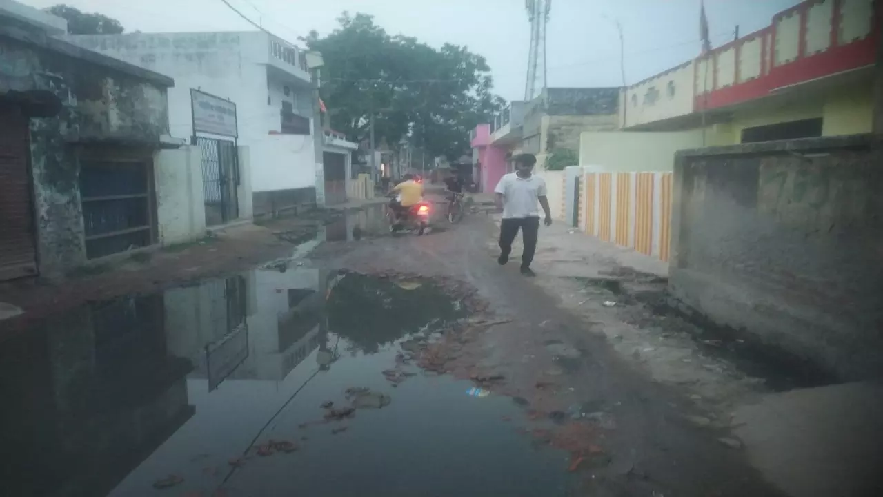 Shravasti News: जल निकासी न होने से मुख्य सड़क पर भरा गंदा पानी, आए दिन लोग कीचड़ में गिरकर हो रहे हैं घायल