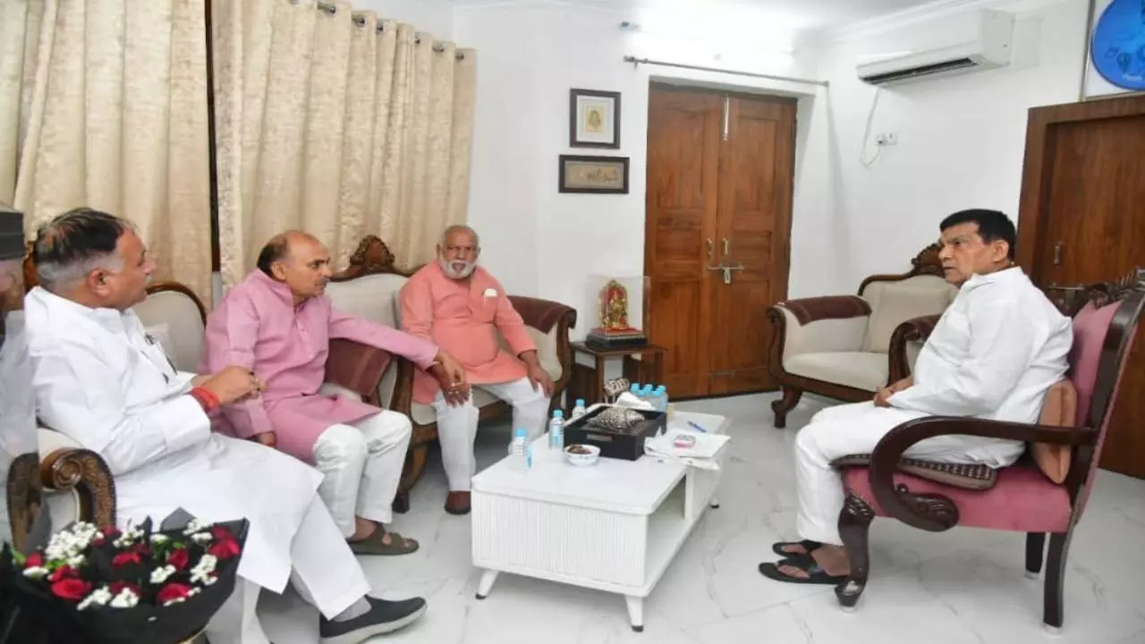 Meerut News: लखनऊ में डेरा डाले पूर्व विधायक सत्यवीर त्यागी, विकास के एजेंडे को लेकर की बड़े नेताओं से मुलाकात