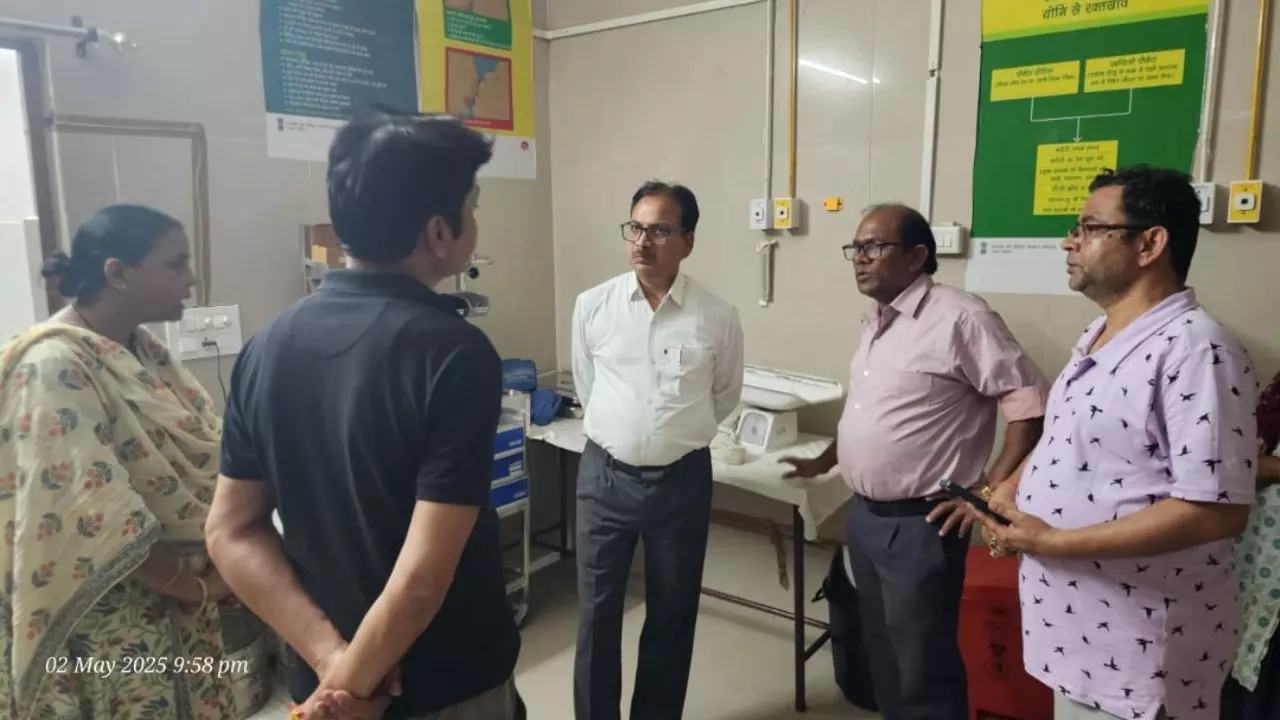 Shravasti News: सीएमओ ने वीडियो कॉलिंग के जरिए जानी कर्मचारियों की उपस्तिथि, दिया निर्देश