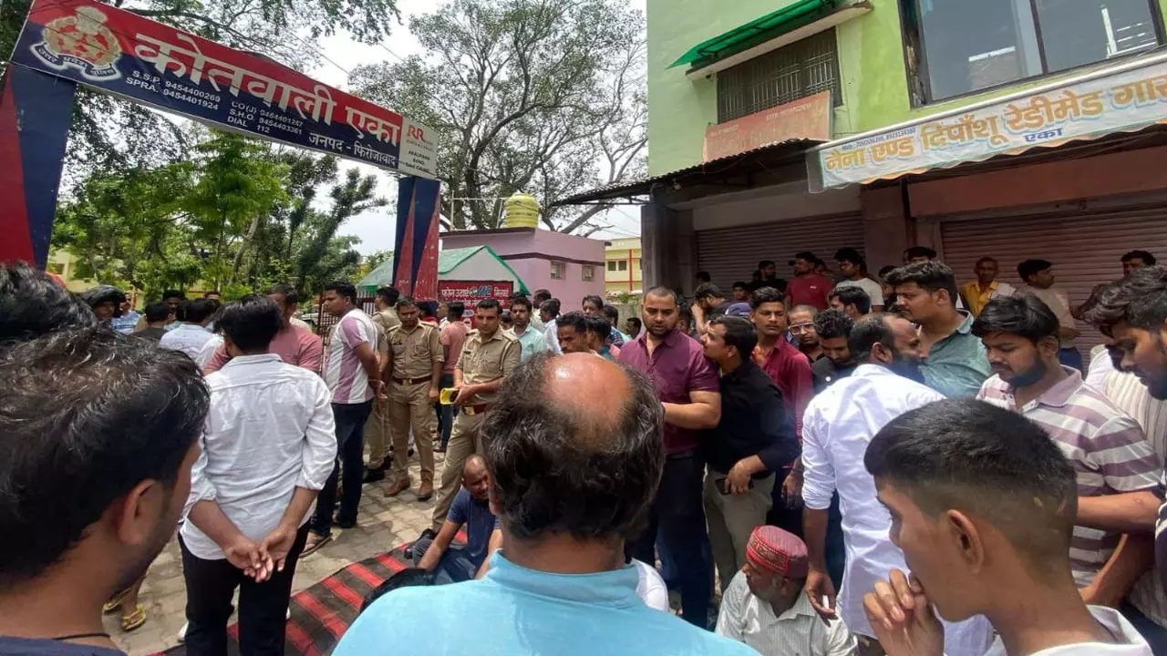 Firozabad News: एका में चोरी का खुलासा न होने पर भड़के व्यापारी, SI पर अभद्रता का आरोप, पुलिस प्रशासन के खिलाफ जमकर नारेबाजी