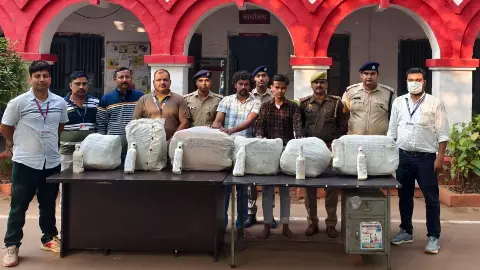 Jhansi News: RPF का ऑपरेशन सतर्कः एक साल में चौदह लाख की चांदी व सात लाख की पकड़ी शराब