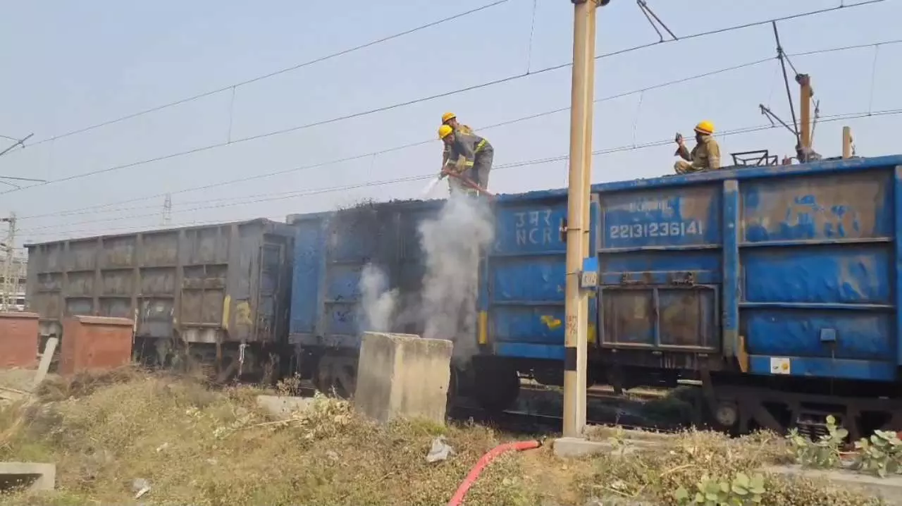 Chandauli News: डीडीयू जंक्शन यार्ड में कोयला लदी ट्रेन की बोगी में लगी आग, मचा हड़कंप