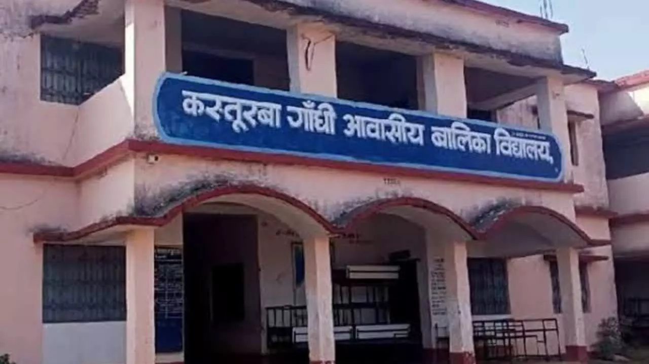 Chandauli News: कस्तूरबा विद्यालय में एसडीएम का औचक निरीक्षण: सुविधाओं और शिक्षा की गुणवत्ता पर परखा प्रबंधन