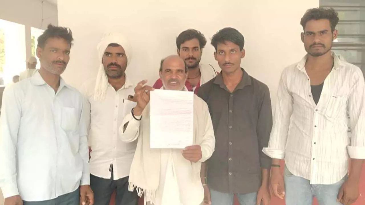 Illegal occupation of solar power company on farmers’ land, farmer meets district collector