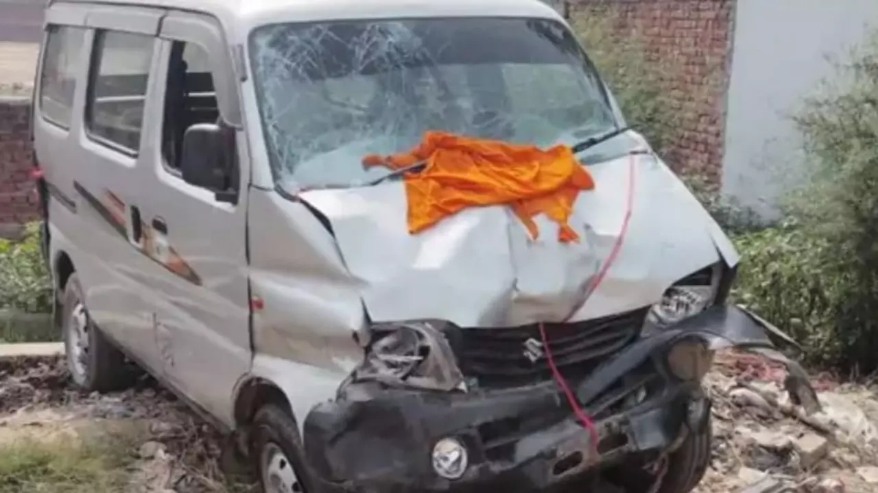 Bareilly News: बैंड बाजे की ठेली को कार ने मारी टक्कर ,तीन बच्चों की हुई मौत ,एक अस्पताल में भर्ती।