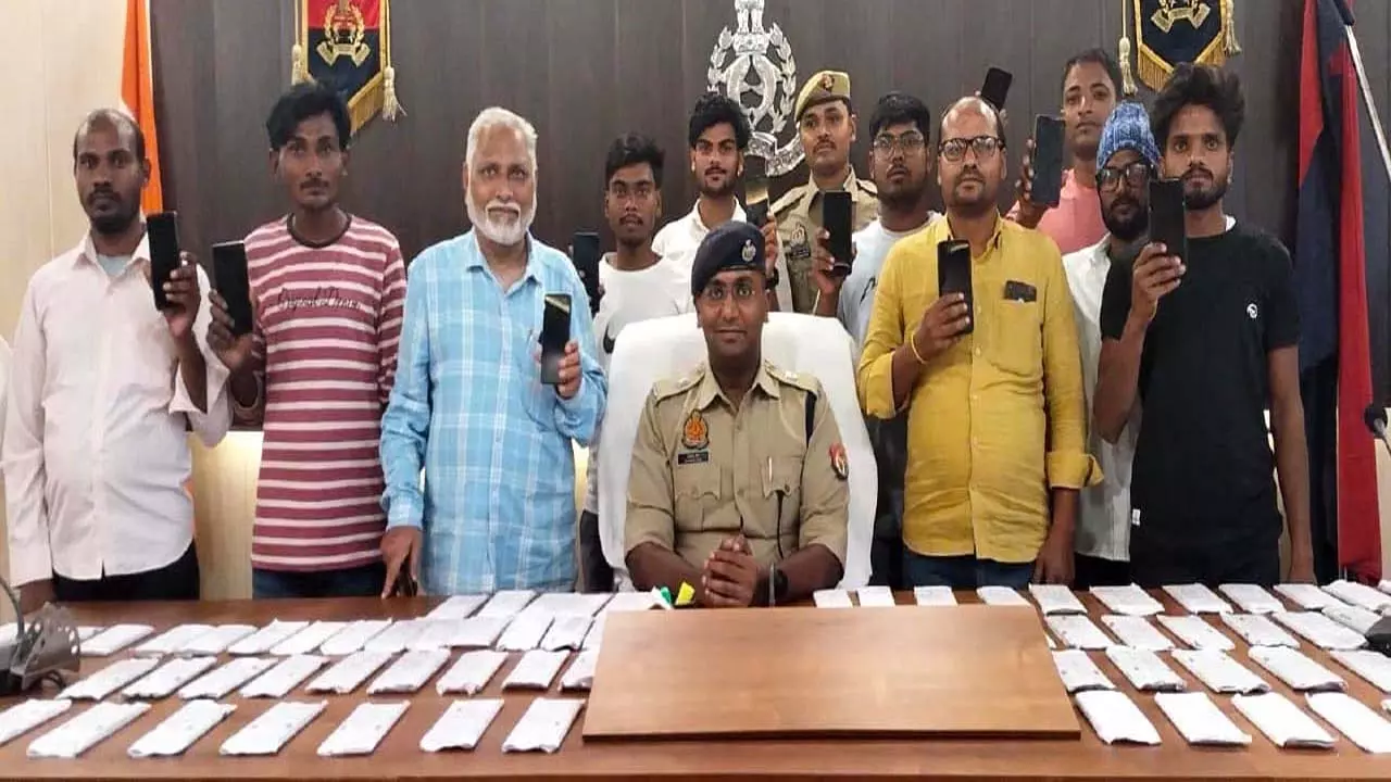 Police hand over 106 missing Android mobile phones worth Rs 20 lakh